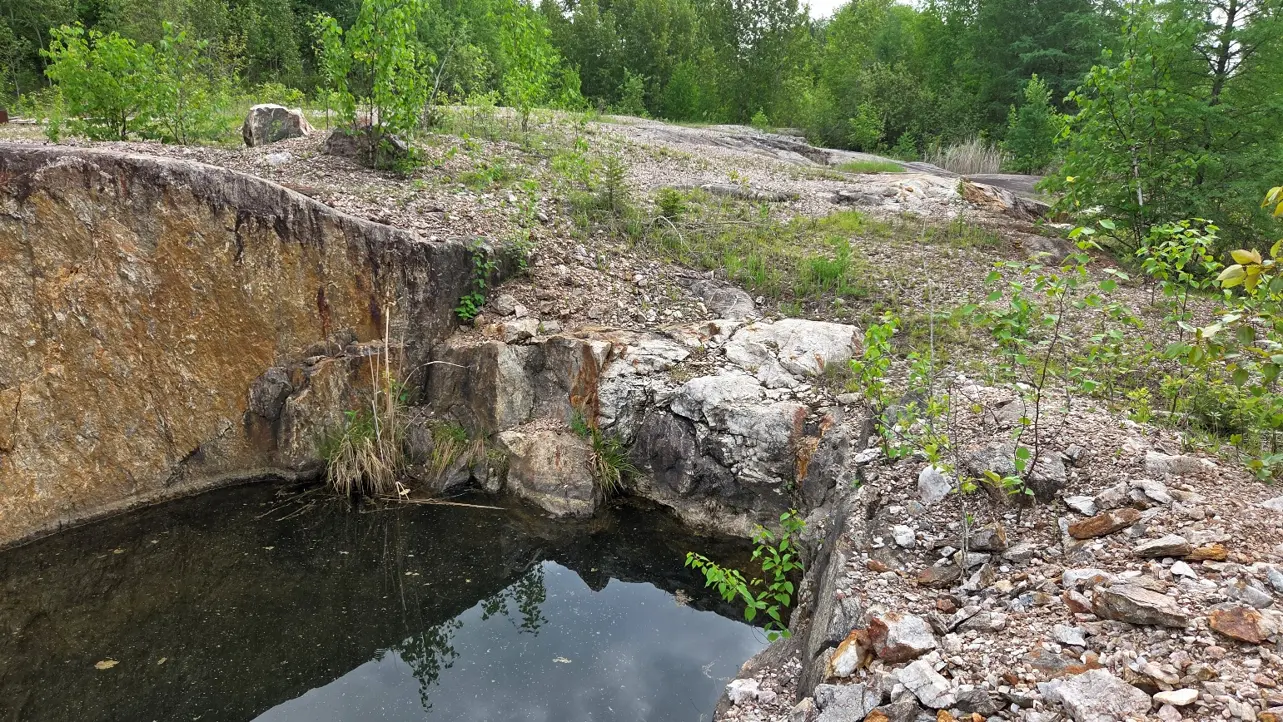 Historical end of mining on the quartz vein at McKenzie Gray due to low gold prices - demonstrating potential upside.